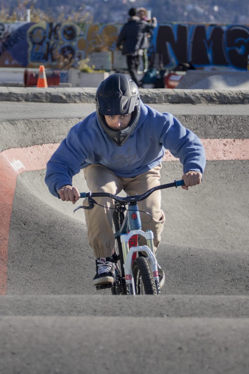 Rider de BMX en una pista urbana