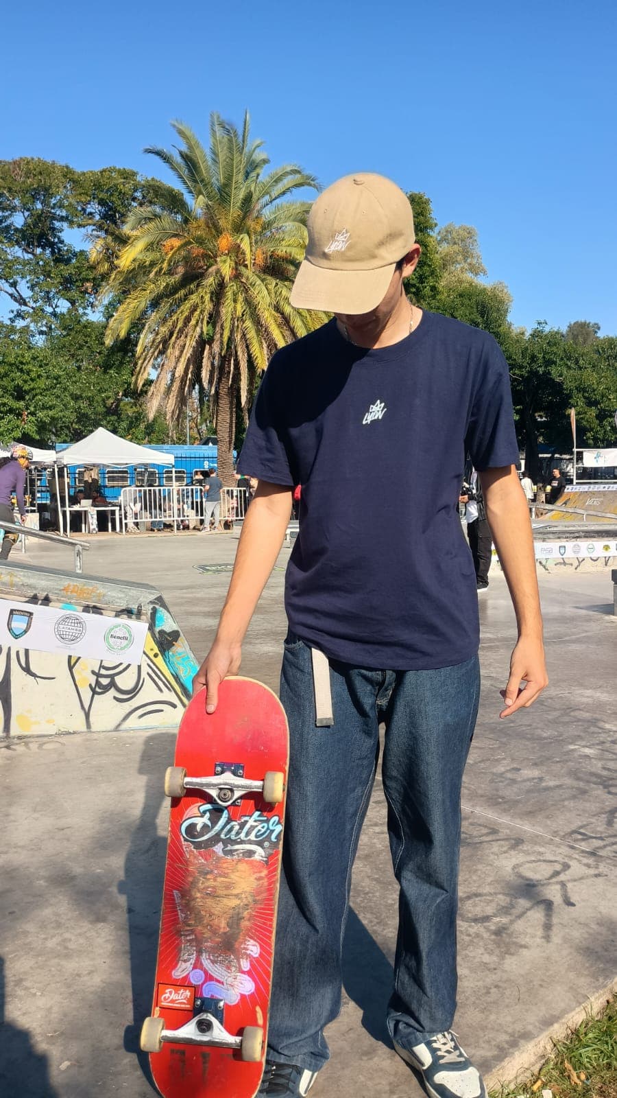 Skater caminando en plaza con remera LYON